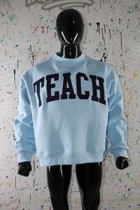 Sudadera TEACH SKY BLUE con cuello alto, 100% azul marino, con apliques bordados, cuello ancho, hilos finos - Product Image 4