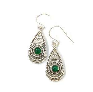 Boucles d'oreilles pendantes ethniques tendance en argent sterling 925 avec onyx vert, forme goutte d'eau, pour mariages et soirées, bijoux par JAIPUR SILVER - Product Image 3