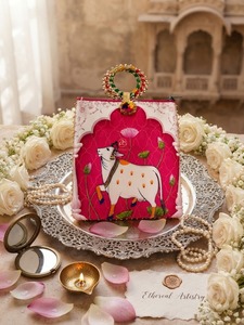 Bolsos de Mano de Algodón con Pintura Pichwai Hechos a Mano, de Lujo y Arte Etéreo, con Asa de Anillo Decorativa con Cuentas y Cierre Seguro, para Diwali, Venta al por Mayor - Product Image 1