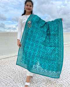 Vente en gros de vêtements de plage ethniques indiens brodés, dupattas Phulkari, dupattas en georgette brodés à la main et colorés pour femmes - Product Image 2