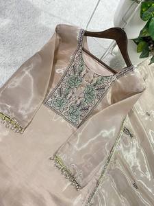 Ensemble élégant de kurta en soie JMY avec dupatta brodée et tenue de créateur à découpes - Product Image 2