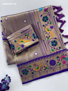 Ensemble de Saree en Soie de Luxe avec Bordure Pallu Ornée de Motifs Traditionnels Zari Butti et Floraux sur Toute la Surface - Product Image 3