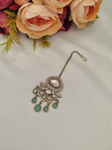 Mangtika Artesanal con Piedras Kundan y Perlas, Acabado en Oro Antiguo, Joyería para la Frente de Novia, Accesorio para el Cabello de Mujer, Venta al Por Mayor - Product Image 4