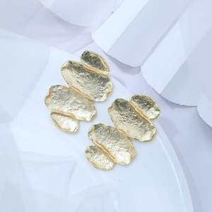 Pendientes Esculpidos Chapados en Oro |   Pendientes de Diseño Abstracto en Latón Hechos a Mano para Mujer - Product Image 1