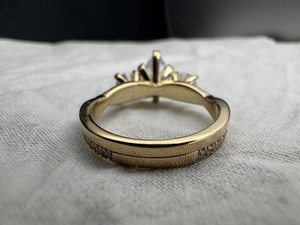 Anillo Clásico de Tres Piedras de Moissanita con Corte Pera y Redondo, Plata 925 con Baño de Rodio, Regalo para Días Especiales para tu Pareja - Product Image 4