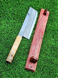 Cuchillo de Chef Ambidiestro Forjado a Mano, Ecológico, Extra Afilado, de Acero al Carbono Industrial, con Mango de Madera y Resina Estilo Vikingo, 8-9.9 pulgadas - Product Image 2