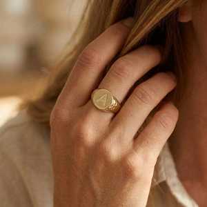 Anillo de Sello Personalizado con Letra del Alfabeto de la A a la Z, en Oro Sólido de 10k, 14k o 18k, Joyería Sencilla para Hombre y Mujer - Product Image 5