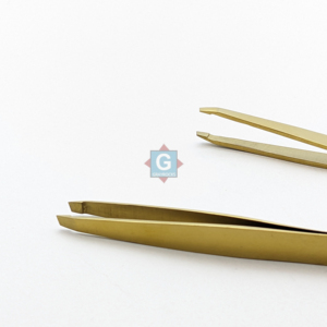 Pinzas para cejas de acero inoxidable chapadas en oro, ligeras y duraderas, con punta inclinada. Pinzas de punta inclinada de lujo. - Product Image 4