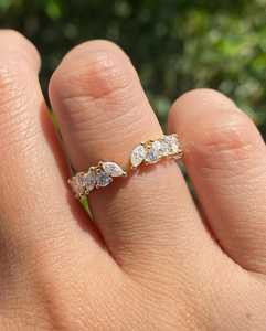 Anillo minimalista de banda abierta con diamantes marquise y redondos, cultivados en laboratorio, en oro amarillo de 14K, regalo de compromiso o aniversario para tu pareja. - Product Image 1