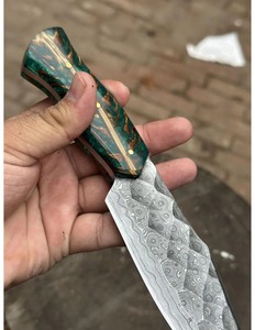 Couteau de chasse artisanal en acier Damas avec manche en résine, étui en cuir, personnalisable OEM/ODM, lame de qualité industrielle à pointe tombante - Product Image 4