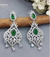 Boucles d'oreilles classiques très brillantes avec cristaux éblouissants pour vêtements de fête et fonctions spéciales de l'Inde - Product Image 3