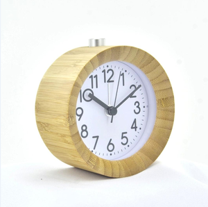 Pequeño Reloj Despertador Analógico Redondo con Función de Snooze, Luz Nocturna, Reloj de Mesa de Madera para Escritorio - Product Image 1