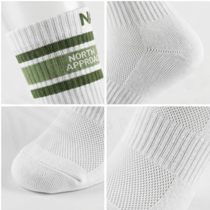 Chaussettes blanches à rayures vertes, chaussettes de basket-ball en coton respirant pour adultes, saison estivale - Product Image 4