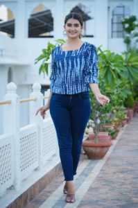 Haut pour femme en coton bleu imprimé tie-dye, coupe classique, avec manches bouffantes à trois couches et col carré, style décontracté mondial - Product Image 4