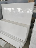 Marbre blanc cristallin vietnamien de qualité supérieure avec finition polie pour comptoirs de cuisine et plans de toilette de salle de bain