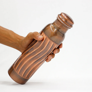 Nouvelle bouteille en cuivre avec finition antique de qualité supérieure, bouteille d'eau en cuivre avec design en relief, bouteille en cuivre pur - Product Image 3