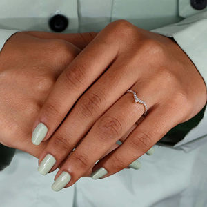 Anillo de Boda Curvo de Moissanita con Corte Ovalado, Diseño de Corona y Chevron, con Engaste de Puntas, Anillo Nupcial Apilable de Oro, Unisex - Product Image 6