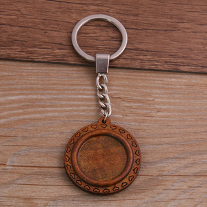 Porte-clés rond en bois naturel de haute qualité, cadre photo vierge, motifs gravés personnalisables, pour usage quotidien et cadeaux - Product Image 1