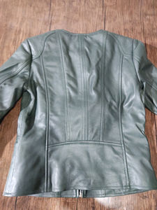 แจ็คเก็ตหนังแท้สไตล์วาร์ซิตี้สำหรับผู้หญิง รุ่นกันลม อุ่น ระบายอากาศได้ดี แฟชั่นฤดูหนาวลำลอง ขายส่ง หนังแท้ ผ้าซาติน - Product Image 4