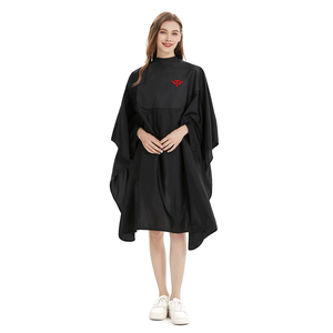 Cape de barbier noire résistante aux produits chimiques avec poche pour les mains - Product Image 5