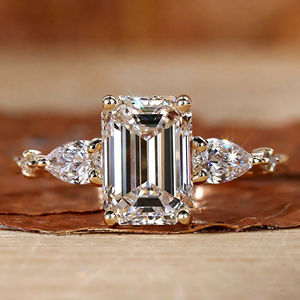 Bague de fiançailles en or 18 carats avec diamant de laboratoire taille émeraude classique certifié IGI, bijoux pour femme pour anniversaire de mariage - Product Image 1