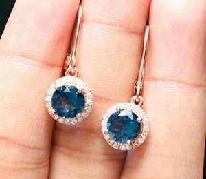 Boucles d'oreilles pendantes en topaze bleue de Londres avec halo de moissanite, en argent sterling 925 plaqué or rose 14 carats, bijoux de fête pour femme - Product Image 1