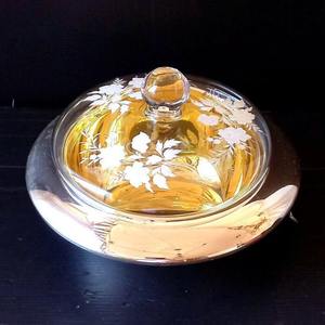 ชามโลหะขนาดใหญ่สไตล์วินเทจพร้อมฝาคริสตัลลายดอกไม้ เหมาะสำหรับใส่ถั่ว ลูกเกด หรือคุกกี้ชิ้นเล็กๆ สำหรับงานเลี้ยงสังสรรค์หรือใช้ในชีวิตประจำวัน - Product Image 1