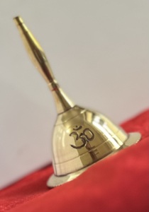 Cloche d'appel Om Pentagramme pour la prière, en laiton sonore, Pandulam, cloche d'autel de 3 pouces, par Indian Consigners - Product Image 6
