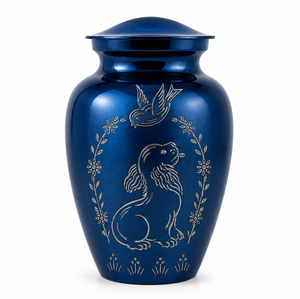 Belle urne funéraire pour animaux de compagnie en argent bleu avec gravure d'un chien et d'un oiseau pour les cendres des animaux - Product Image 1
