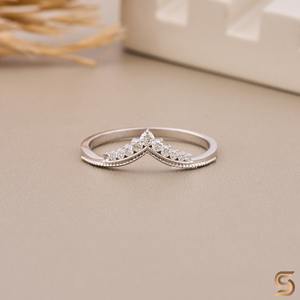 Bague Chevron Courbe en Or Blanc 18 carats avec Moissanite |   Bague en diamant en forme de V | Bague en moissanite à contour |   Bague de mariage empilable - Product Image 3