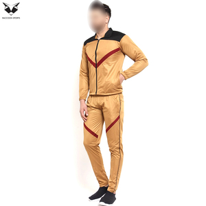Trajes Deportivos de Primera Calidad 2026 con Logotipo Personalizado para Hombre, Color Amarillo Mostaza y Rojo, Corte Ajustado, Ideales para Entrenamiento Físico - Product Image 4