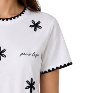 Camiseta Blanca Personalizada para Mujer con Bordado Floral, Ribete en Contraste Negro, Cuello Redondo, Manga Corta, Estilo Casual, OEM ODM - Product Image 4