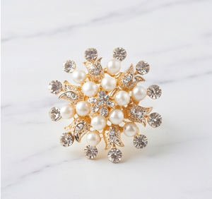 Ronds de serviette vintage dorés en forme de fleur avec perles et cristaux pour mariage et décoration de table de fête - Product Image 1