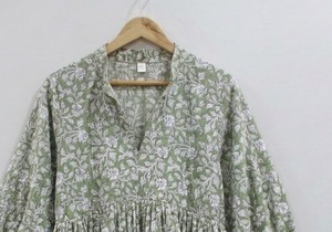 เดรสผู้หญิงผ้าฝ้ายแท้ 100% ทรงเอไลน์ ยาวปานกลาง คอวี แขนพอง ลายดอกไม้ ทำมือ ระบายอากาศได้ดี เป็นมิตรกับสิ่งแวดล้อม - Product Image 5