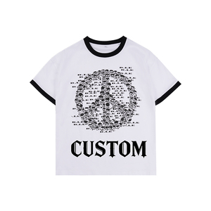 T-shirt blanc pour homme OEM ODM avec col rond, bordure noire, manches courtes, motif signe de la paix et impression de lettres gothiques personnalisées - Product Image 1