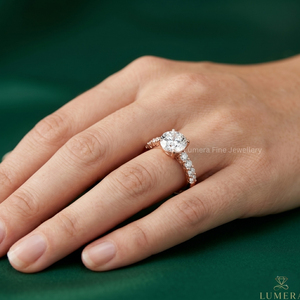แหวนหมั้นและแหวนแต่งงานทรงกลมเพชรเจียระไนแบบบริลเลียนท์เคลือบทอง 18K เพชรเพาะเลี้ยงในห้องปฏิบัติการ ดีไซน์หรูหราสไตล์วินเทจ รับรองโดย IGI สำหรับผู้หญิง - Product Image 6