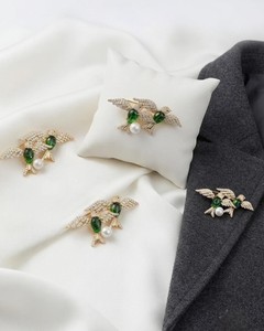 Élégante et tendance broche double oiseaux plaquée or avec zircons, épingle de revers, bijou pour femmes et hommes, idéale pour mariage et fête - Product Image 2