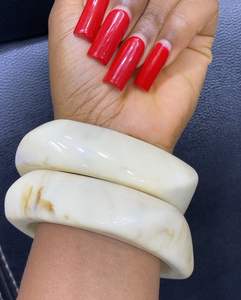 Bracelet manchette épais et rond en résine acrylique colorée pour femme, en fibre d'acétate, idéal pour les fêtes et le quotidien - Product Image 6