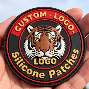 Nouveauté 2026 : Badges en caoutchouc 2D/3D personnalisés de haute qualité, patchs en PVC souple pour chapeaux, forme de fleur en relief - Product Image 1
