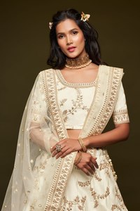 Lehenga Choli en soie artisanalement brodée de fil blanc avec dupatta en filet, robe de style Banarasi pour mariage - Product Image 5