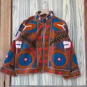 Veste d'hiver Suzani |   Manteau court en velours pour invité de mariage |   Cadeau de fête brodé à la main - Product Image 1