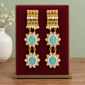 Pendientes Largos Florales de Menta Premium con Perlas y Circonitas, Venta al por Mayor, Fabricante y Mayorista - Product Image 1
