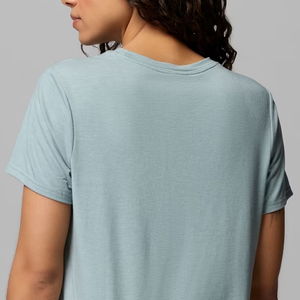 Chemise à manches courtes pour femme, élément essentiel élégant de la garde-robe, design chic pour l'été, col en V, matière confortable avec logo. - Product Image 5