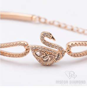 Brazalete abierto Swan Diamond en oro rosa de 18 quilates con motivo de cisne esculpido, diamantes redondos brillantes de talla brillante, elegancia y lujo. - Product Image 4