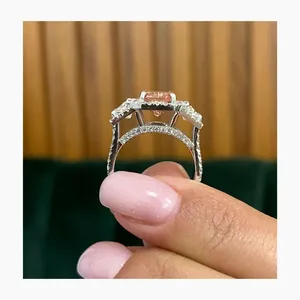 Anillo de compromiso de lujo con halo de diamantes rosas de corte radiante cultivados en laboratorio en oro blanco con banda pavé, regalo de joyería nupcial para mujer - Product Image 2