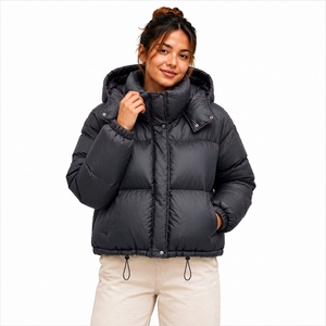 เสื้อแจ็คเก็ตพัฟเฟอร์ผู้หญิงคุณภาพสูงแบบมีฮู้ดสำหรับฤดูหนาว เสื้อโค้ทพัฟเฟอร์แบบมีฮู้ด ดีไซน์ล่าสุดปี 2026 คอตั้ง - Product Image 1