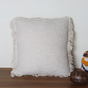 Funda de Cojín Bordada Estilo Boho con Flecos Texturizados en Color Blanco Hueso, Decoración para Sofá, 100% Algodón - Product Image 1