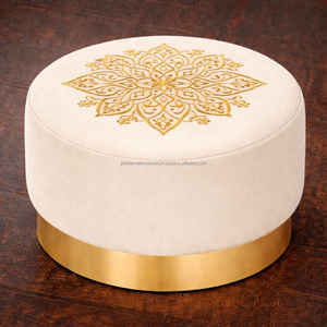 Puf otomano de terciopelo marroquí con patrón marroquí bordado y base de metal dorado - Product Image 1