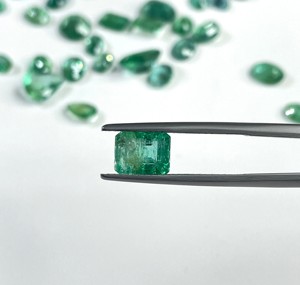 Esmeralda Zambiana 100% Natural de Alta Calidad, 6x4-6x8mm, Formas Variadas, 46.10 Quilates, Color Verde Medio, Gema Suelta para Joyería - Product Image 3
