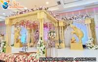 Piliers élégants de style fontaine pour Mandap de mariage hindou, décoration de scène de mariage luxueuse avec finition blanche et auvent floral circulaire